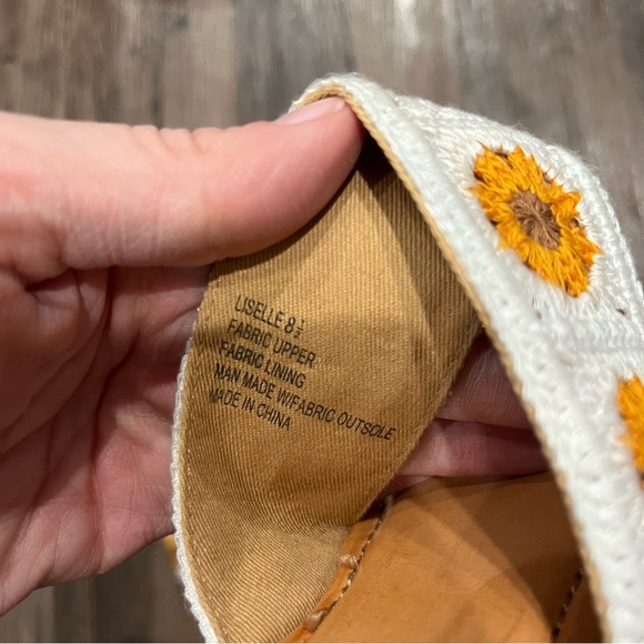 Yellowbox Sandals Women's 8.5 Liselle Sunflower Crochet Boho Dopamine - Picture 5 of 5